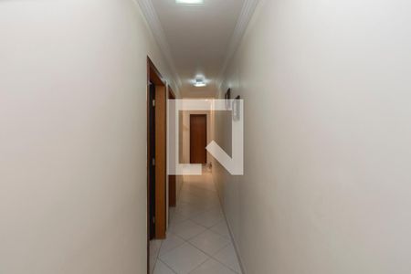 Casa à venda com 169m², 4 quartos e 2 vagas Casa à venda com 169m², 4 quartos e 2 vagasCorredor