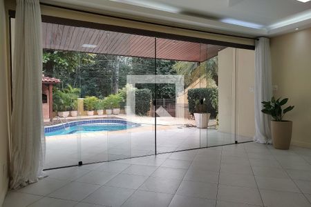 Sala de casa de condomínio à venda com 3 quartos, 180m² em Jacarepaguá, Rio de Janeiro