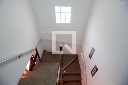 Casa à venda com 392m², 3 quartos e 4 vagas Casa à venda com 392m², 3 quartos e 4 vagasEscada