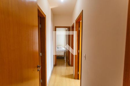 Corredor de apartamento para alugar com 3 quartos, 95m² em Vila Paris, Belo Horizonte