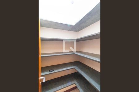 Casa de condomínio à venda com 350m², 4 quartos e 4 vagas Casa de condomínio à venda com 350m², 4 quartos e 4 vagasDespensa 02