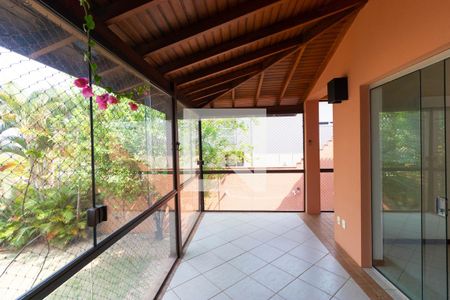 Casa de condomínio à venda com 350m², 4 quartos e 4 vagas Casa de condomínio à venda com 350m², 4 quartos e 4 vagasSacada da Salas