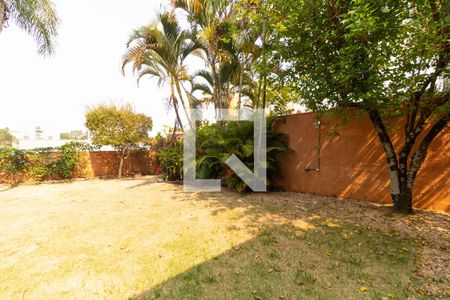 Casa de condomínio à venda com 350m², 4 quartos e 4 vagas Casa de condomínio à venda com 350m², 4 quartos e 4 vagasQuintal