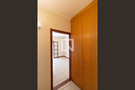 Casa de condomínio à venda com 350m², 4 quartos e 4 vagas Casa de condomínio à venda com 350m², 4 quartos e 4 vagasCorredor