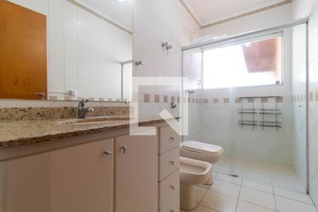 Casa de condomínio à venda com 350m², 4 quartos e 4 vagas Casa de condomínio à venda com 350m², 4 quartos e 4 vagasBanheiro da Suíte 01
