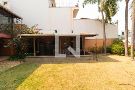 Casa de condomínio à venda com 350m², 4 quartos e 4 vagas Casa de condomínio à venda com 350m², 4 quartos e 4 vagasQuintal