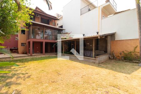 Casa de condomínio à venda com 350m², 4 quartos e 4 vagas Casa de condomínio à venda com 350m², 4 quartos e 4 vagasQuintal