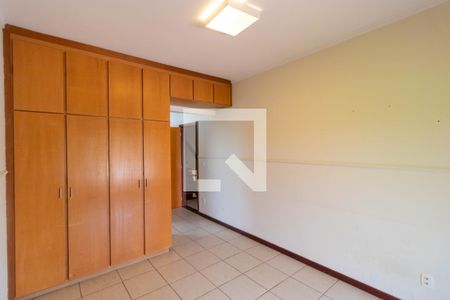 Casa de condomínio à venda com 350m², 4 quartos e 4 vagas Casa de condomínio à venda com 350m², 4 quartos e 4 vagasSuíte 02