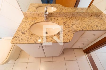 Casa de condomínio à venda com 350m², 4 quartos e 4 vagas Casa de condomínio à venda com 350m², 4 quartos e 4 vagasBanheiro da Suíte 04