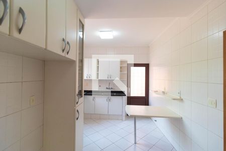 Casa de condomínio à venda com 350m², 4 quartos e 4 vagas Casa de condomínio à venda com 350m², 4 quartos e 4 vagasCozinha