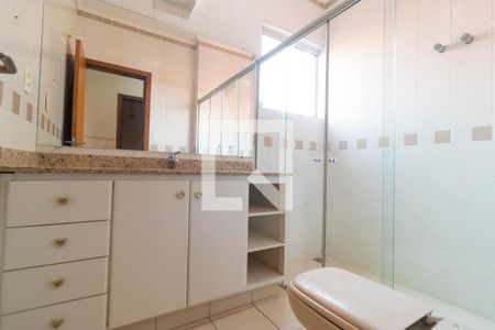 Casa de condomínio à venda com 350m², 4 quartos e 4 vagas Casa de condomínio à venda com 350m², 4 quartos e 4 vagasBanheiro da Suíte 02