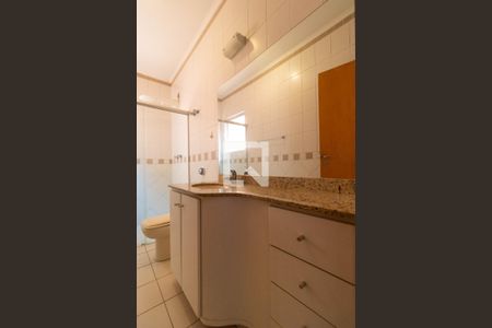 Casa de condomínio à venda com 350m², 4 quartos e 4 vagas Casa de condomínio à venda com 350m², 4 quartos e 4 vagasBanheiro da Suíte 04