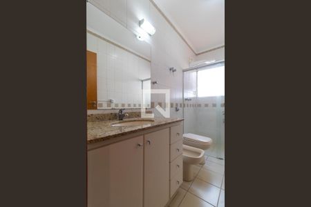 Casa de condomínio à venda com 350m², 4 quartos e 4 vagas Casa de condomínio à venda com 350m², 4 quartos e 4 vagasBanheiro da Suíte 01