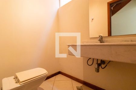 Casa de condomínio à venda com 350m², 4 quartos e 4 vagas Casa de condomínio à venda com 350m², 4 quartos e 4 vagasLavabo