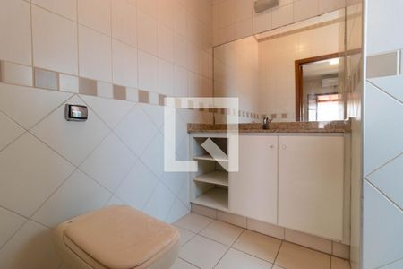 Casa de condomínio à venda com 350m², 4 quartos e 4 vagas Casa de condomínio à venda com 350m², 4 quartos e 4 vagasBanheiro da Suíte 03