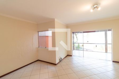 Casa de condomínio à venda com 350m², 4 quartos e 4 vagas Casa de condomínio à venda com 350m², 4 quartos e 4 vagasSalas