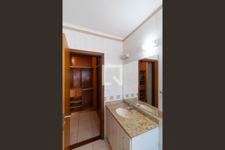 Casa de condomínio à venda com 350m², 4 quartos e 4 vagas Casa de condomínio à venda com 350m², 4 quartos e 4 vagasBanheiro da Suíte 01