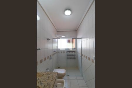 Casa de condomínio à venda com 350m², 4 quartos e 4 vagas Casa de condomínio à venda com 350m², 4 quartos e 4 vagasBanheiro da Suíte 01