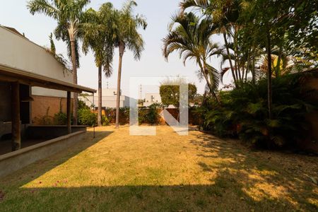 Casa de condomínio à venda com 350m², 4 quartos e 4 vagas Casa de condomínio à venda com 350m², 4 quartos e 4 vagasQuintal