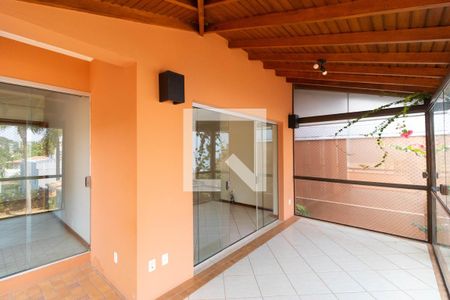 Casa de condomínio à venda com 350m², 4 quartos e 4 vagas Casa de condomínio à venda com 350m², 4 quartos e 4 vagasSacada da Salas