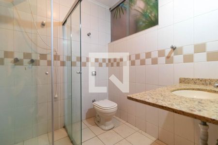 Casa de condomínio à venda com 350m², 4 quartos e 4 vagas Casa de condomínio à venda com 350m², 4 quartos e 4 vagasBanheiro