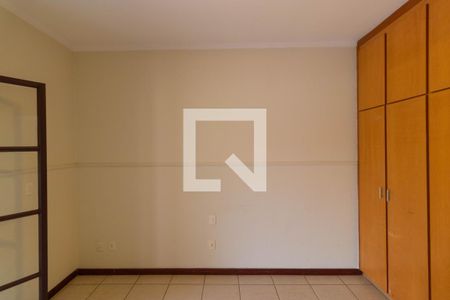 Casa de condomínio à venda com 350m², 4 quartos e 4 vagas Casa de condomínio à venda com 350m², 4 quartos e 4 vagasSuíte 02