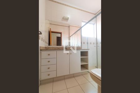 Casa de condomínio à venda com 350m², 4 quartos e 4 vagas Casa de condomínio à venda com 350m², 4 quartos e 4 vagasBanheiro da Suíte 02