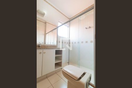 Casa de condomínio à venda com 350m², 4 quartos e 4 vagas Casa de condomínio à venda com 350m², 4 quartos e 4 vagasBanheiro da Suíte 02