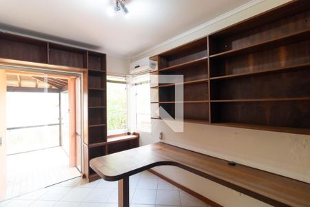 Casa de condomínio à venda com 350m², 4 quartos e 4 vagas Casa de condomínio à venda com 350m², 4 quartos e 4 vagasEscritório