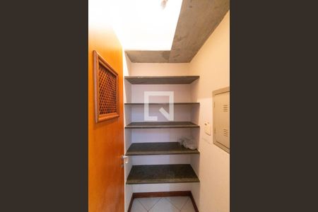 Casa de condomínio à venda com 350m², 4 quartos e 4 vagas Casa de condomínio à venda com 350m², 4 quartos e 4 vagasDespensa 03