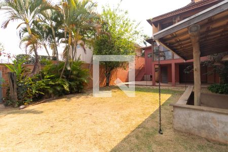 Casa de condomínio à venda com 350m², 4 quartos e 4 vagas Casa de condomínio à venda com 350m², 4 quartos e 4 vagasQuintal