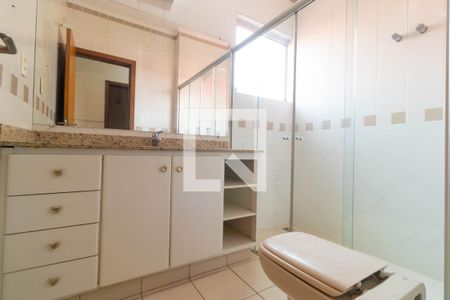 Casa de condomínio à venda com 350m², 4 quartos e 4 vagas Casa de condomínio à venda com 350m², 4 quartos e 4 vagasBanheiro da Suíte 02