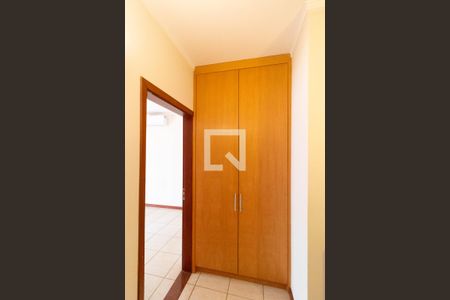 Casa de condomínio à venda com 350m², 4 quartos e 4 vagas Casa de condomínio à venda com 350m², 4 quartos e 4 vagasCorredor