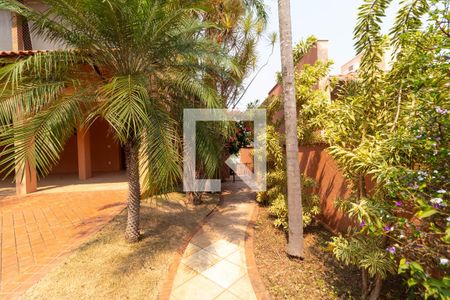 Casa de condomínio à venda com 350m², 4 quartos e 4 vagas Casa de condomínio à venda com 350m², 4 quartos e 4 vagasQuintal