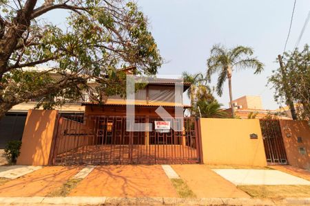 Casa de condomínio à venda com 350m², 4 quartos e 4 vagas Casa de condomínio à venda com 350m², 4 quartos e 4 vagasFachada