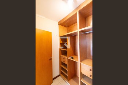 Casa de condomínio à venda com 350m², 4 quartos e 4 vagas Casa de condomínio à venda com 350m², 4 quartos e 4 vagasCloset da Suíte 01