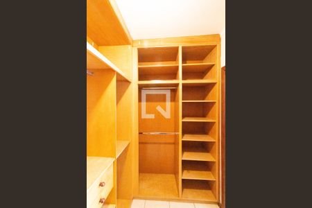 Casa de condomínio à venda com 350m², 4 quartos e 4 vagas Casa de condomínio à venda com 350m², 4 quartos e 4 vagasCloset da Suíte 01