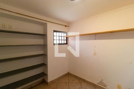 Casa de condomínio à venda com 350m², 4 quartos e 4 vagas Casa de condomínio à venda com 350m², 4 quartos e 4 vagasQuarto de Serviço