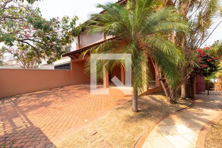 Casa de condomínio à venda com 350m², 4 quartos e 4 vagas Casa de condomínio à venda com 350m², 4 quartos e 4 vagasQuintal