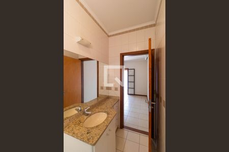 Casa de condomínio à venda com 350m², 4 quartos e 4 vagas Casa de condomínio à venda com 350m², 4 quartos e 4 vagasBanheiro da Suíte 04