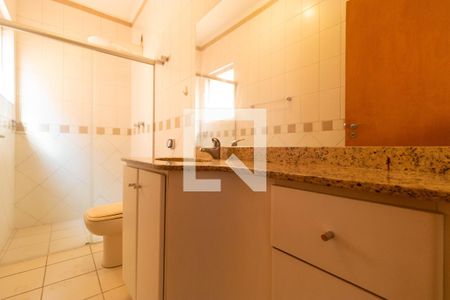 Casa de condomínio à venda com 350m², 4 quartos e 4 vagas Casa de condomínio à venda com 350m², 4 quartos e 4 vagasBanheiro da Suíte 04