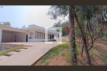 Casa de condomínio à venda com 334m², 4 quartos e 4 vagas Casa de condomínio à venda com 334m², 4 quartos e 4 vagasFachada