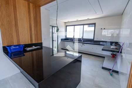 Cozinha de casa de condomínio à venda com 4 quartos, 545m² em Alphaville Vespasiano, Vespasiano