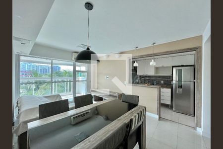 Sala  de apartamento para alugar com 2 quartos, 81m² em Barra da Tijuca, Rio de Janeiro