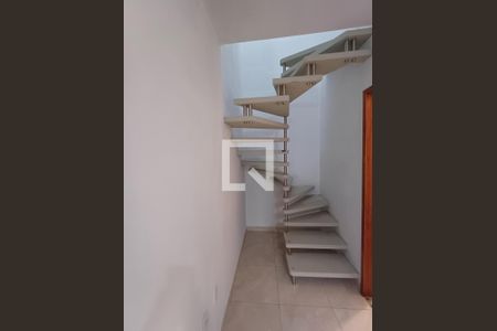 Escada de kitnet/studio para alugar com 1 quarto, 36m² em Serraria, São José