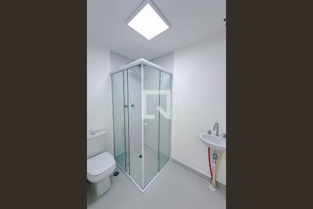 Banheiro de kitnet/studio para alugar com 1 quarto, 21m² em Vila Firmiano Pinto, São Paulo