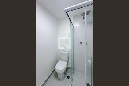 Banheiro de kitnet/studio para alugar com 1 quarto, 21m² em Vila Firmiano Pinto, São Paulo