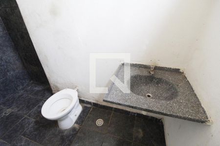 Banheiro de casa de condomínio para alugar com 1 quarto, 60m² em Santa Rosa, Uberlândia