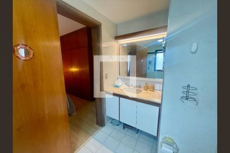 Apartamento à venda com 240m², 4 quartos e 3 vagas Apartamento à venda com 240m², 4 quartos e 3 vagasBanheiro da Suíte 1