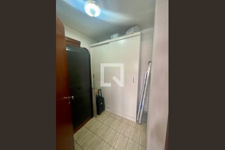 Apartamento à venda com 240m², 4 quartos e 3 vagas Apartamento à venda com 240m², 4 quartos e 3 vagasQuarto de Serviço